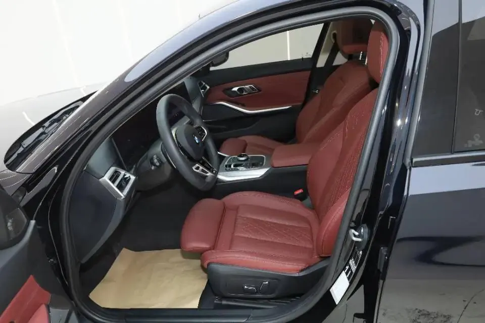 BMW 3 Series 2025 model 330Li 2.0T M Sport Night Edition with automatic transmission 3