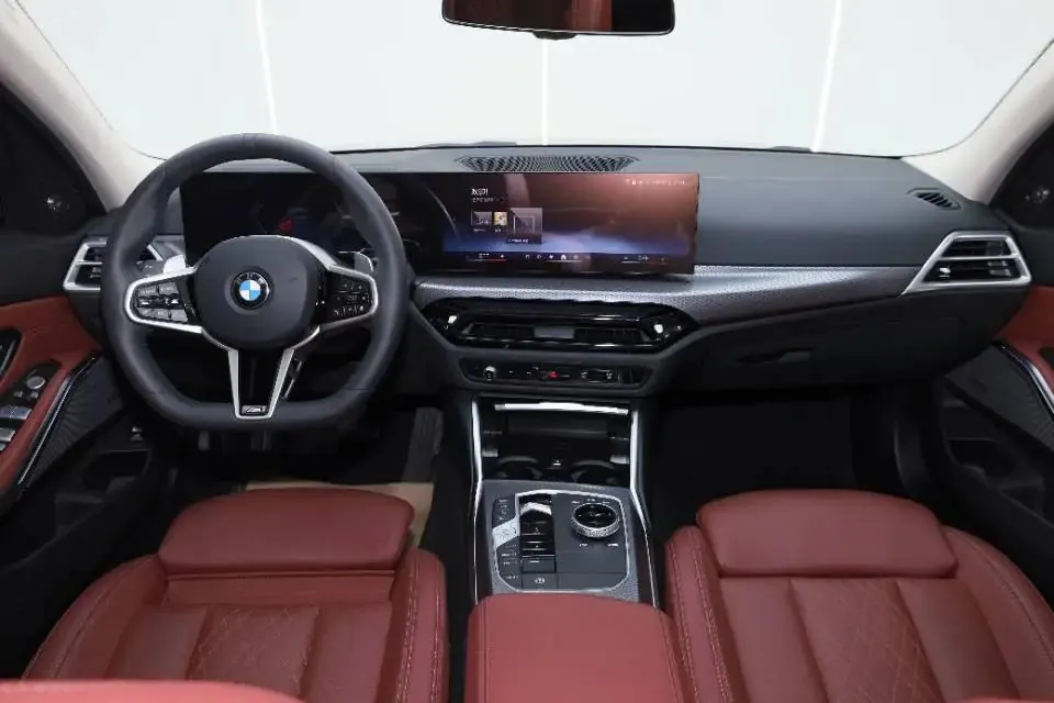 BMW 3 Series 2025 model 330Li 2.0T M Sport Night Edition with automatic transmission 4