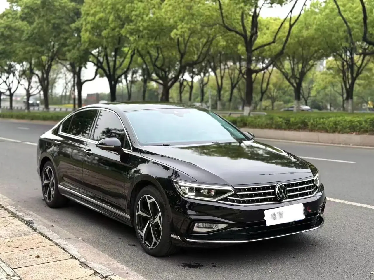 Volkswagen 2025 Magotan 2.0TSI 330TSI Zhongxiang Model Luxury Version (Restyled) Automatic 3