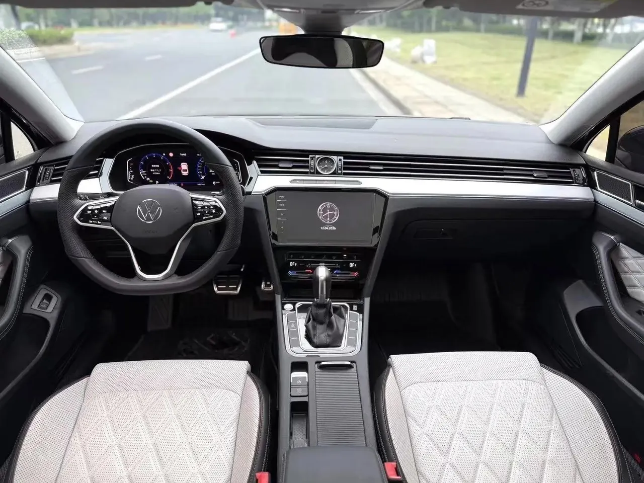 Volkswagen 2025 Magotan 2.0TSI 330TSI Zhongxiang Model Luxury Version (Restyled) Automatic 6