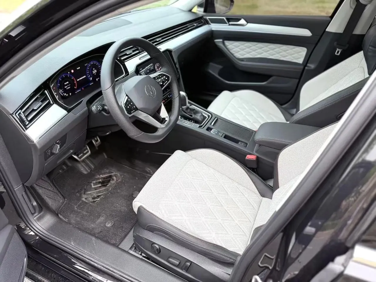 Volkswagen 2025 Magotan 2.0TSI 330TSI Zhongxiang Model Luxury Version (Restyled) Automatic 8