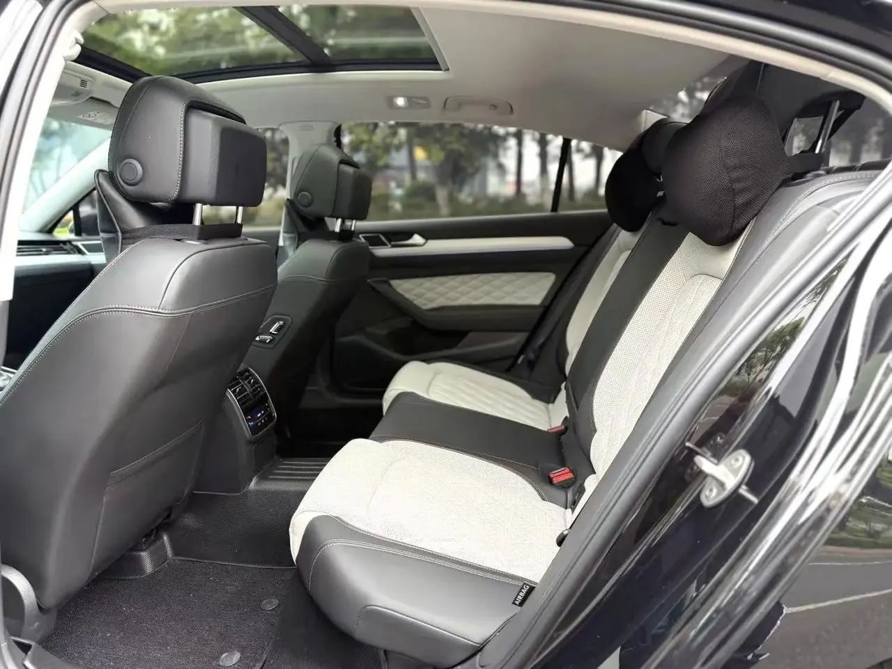 Volkswagen 2025 Magotan 2.0TSI 330TSI Zhongxiang Model Luxury Version (Restyled) Automatic 9