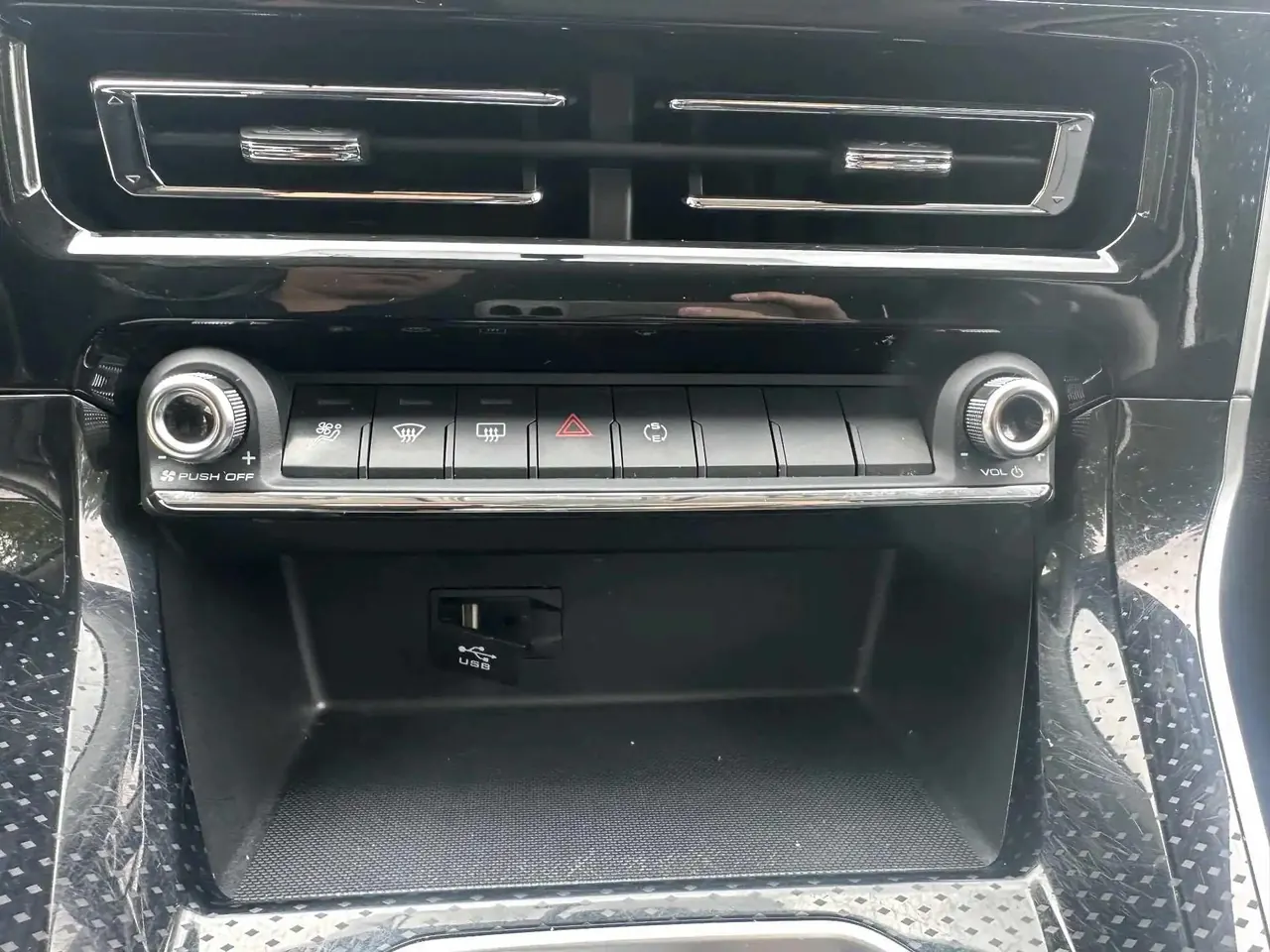 Haval M6 2021 PLUS 1.5T DCT Deluxe Zhilian 8