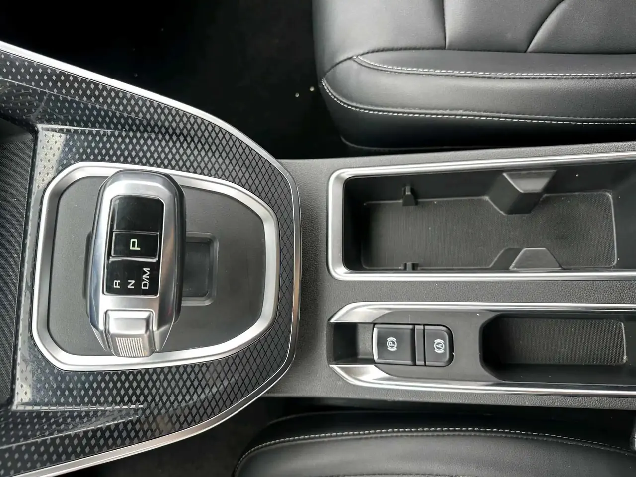 Haval M6 2021 PLUS 1.5T DCT Deluxe Zhilian 9