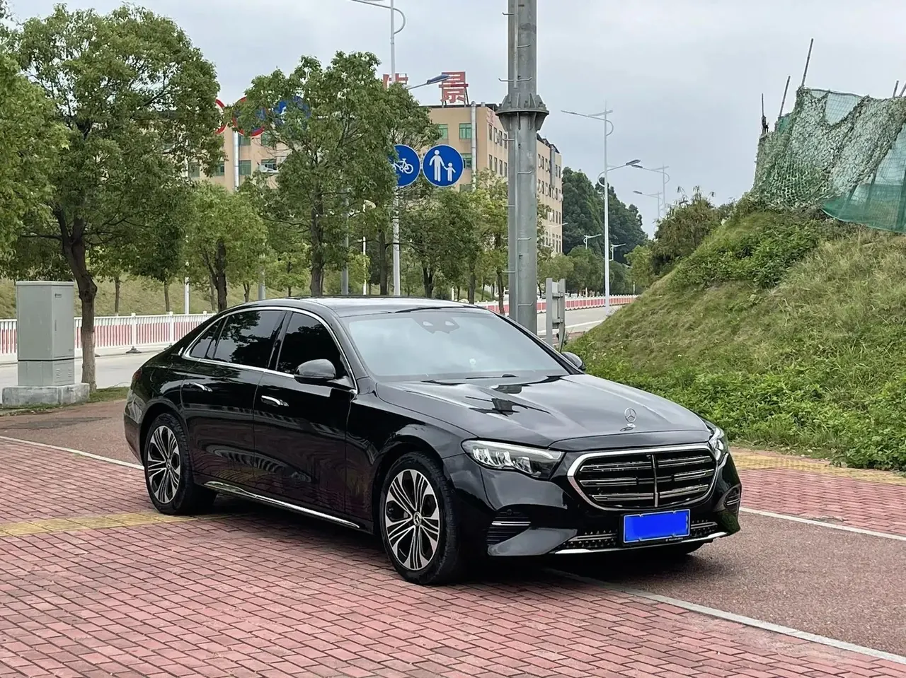 Mercedes Benz E-Class 2025 Model E 300 L 48V 2.0T Luxury Automatic 3