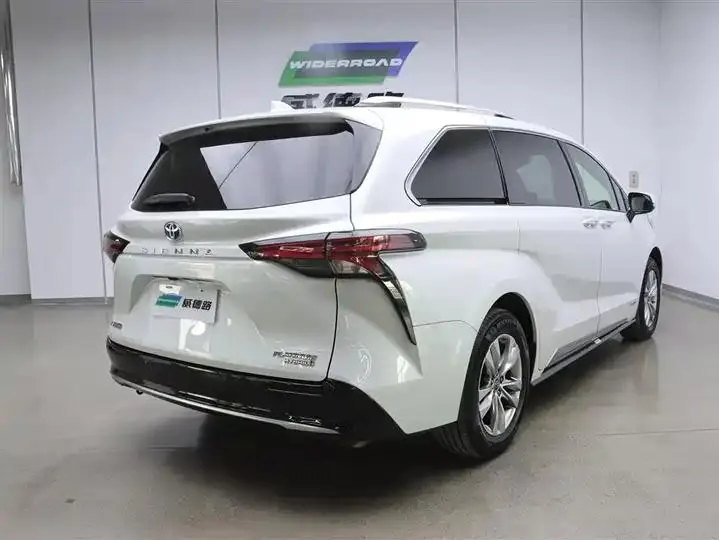 Sana SIENNA 2021 2.5L Hybrid Platinum Edition 3