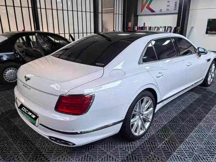 Flying plug-in hybrid 2022 2.9T V6 Hybrid 3