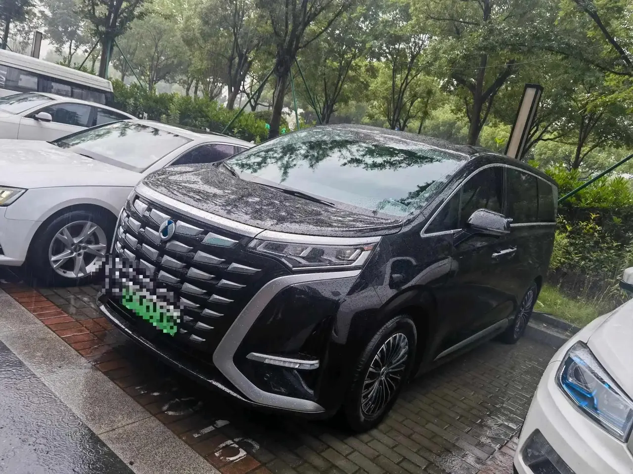 Open image lightbox: Denza D9 2022 DM-i 970 Four-Wheel-Drive Prestige Model