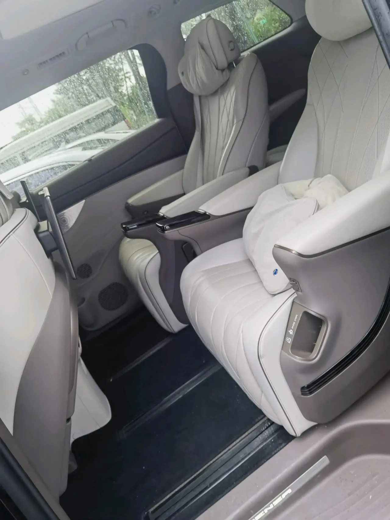 Denza D9 2022 DM-i 970 Four-Wheel-Drive Prestige Model 5