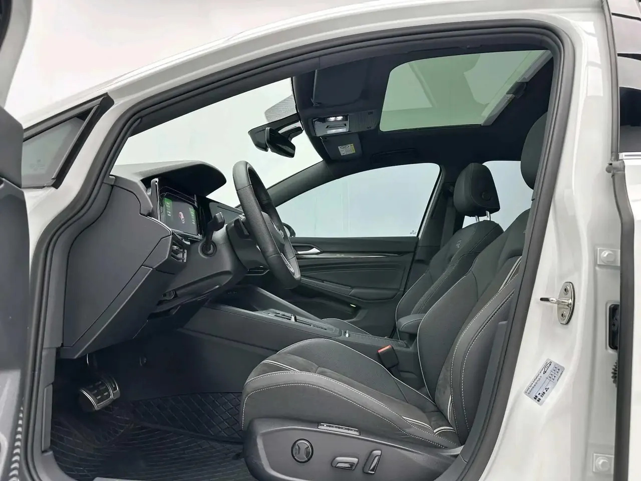 Volkswagen 2023 Golf 8 R-Line 1.4TSI 280TSI Lite Automatic 5