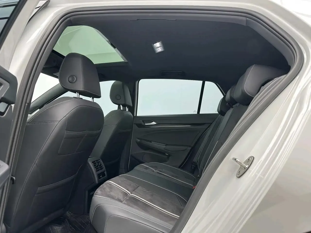 Volkswagen 2023 Golf 8 R-Line 1.4TSI 280TSI Lite Automatic 6