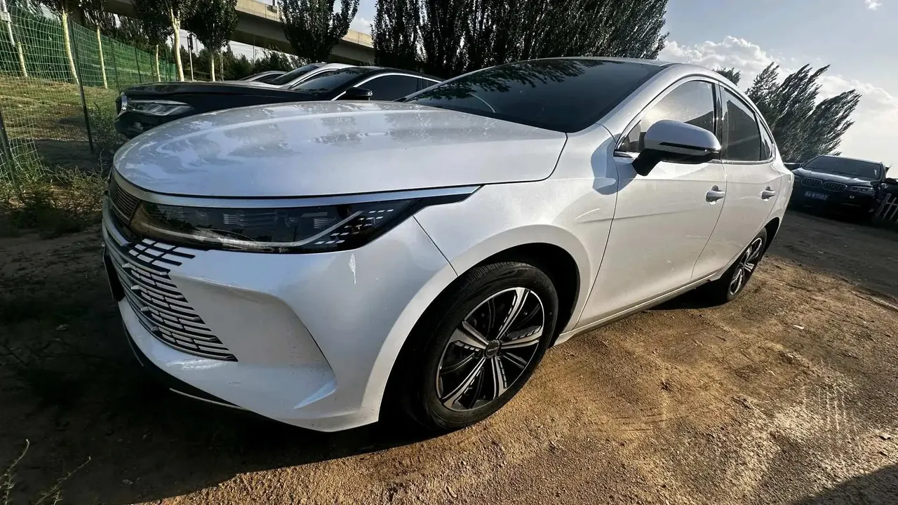 Открыть галерею: BYD 2023 destroyer 05 DM-i 1.5 stepless 120KM champion luxury automatic gear