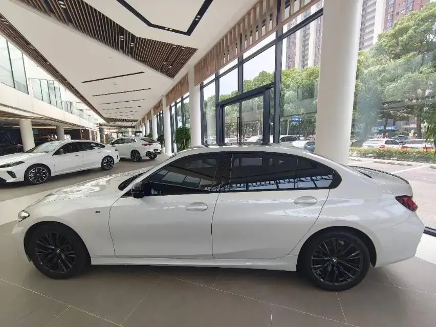 BMW 3 Series 2024 model 325Li 2.0T M Sport Night Edition automatic transmission 5