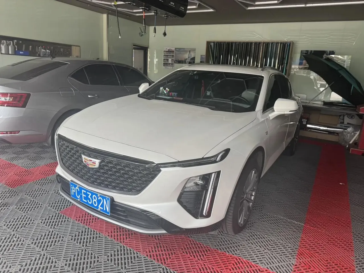 Открыть галерею: Cadillac GT4 2023 25T Luxury Model