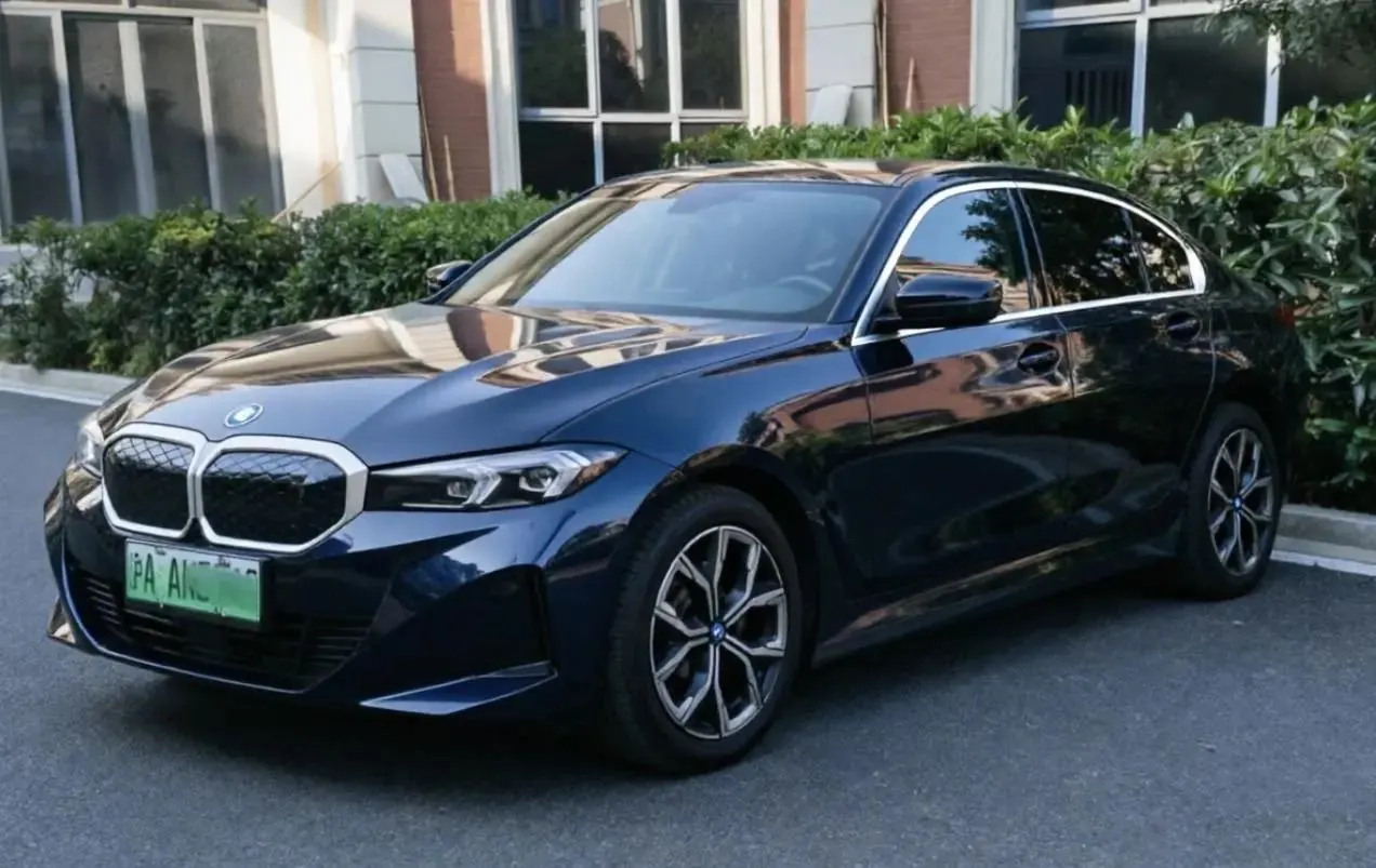BMW 2025 i3 eDrive 35 L automatic gear - View 1