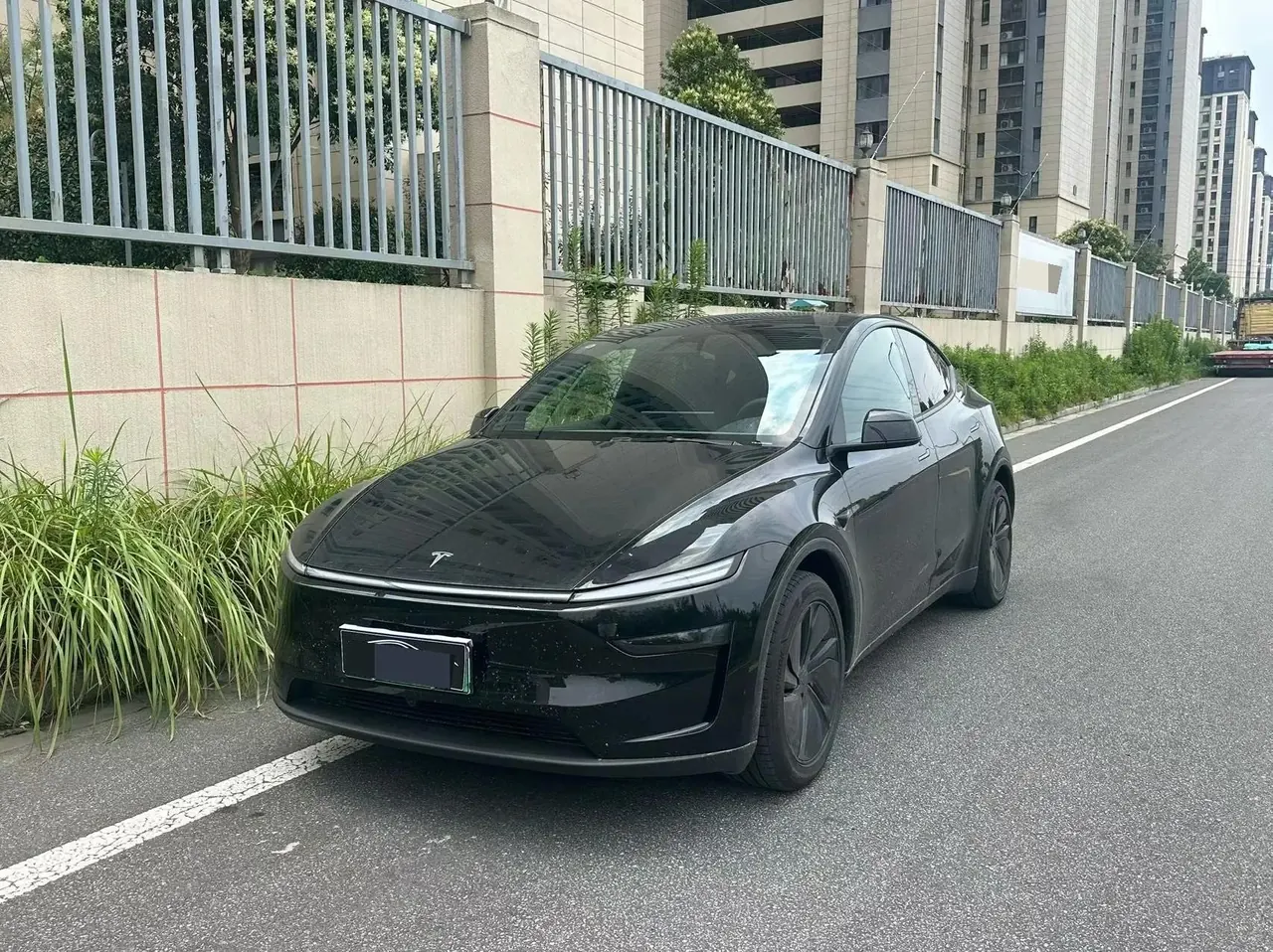 Tesla 2026 Model Y Long Range Rear-Wheel Drive (Refreshed) Automatic - View 1