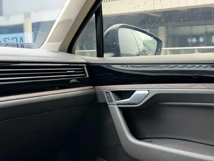 Touareg 2023 3.0TSI Prestige Edition with Obsidian Black Sport Package 14