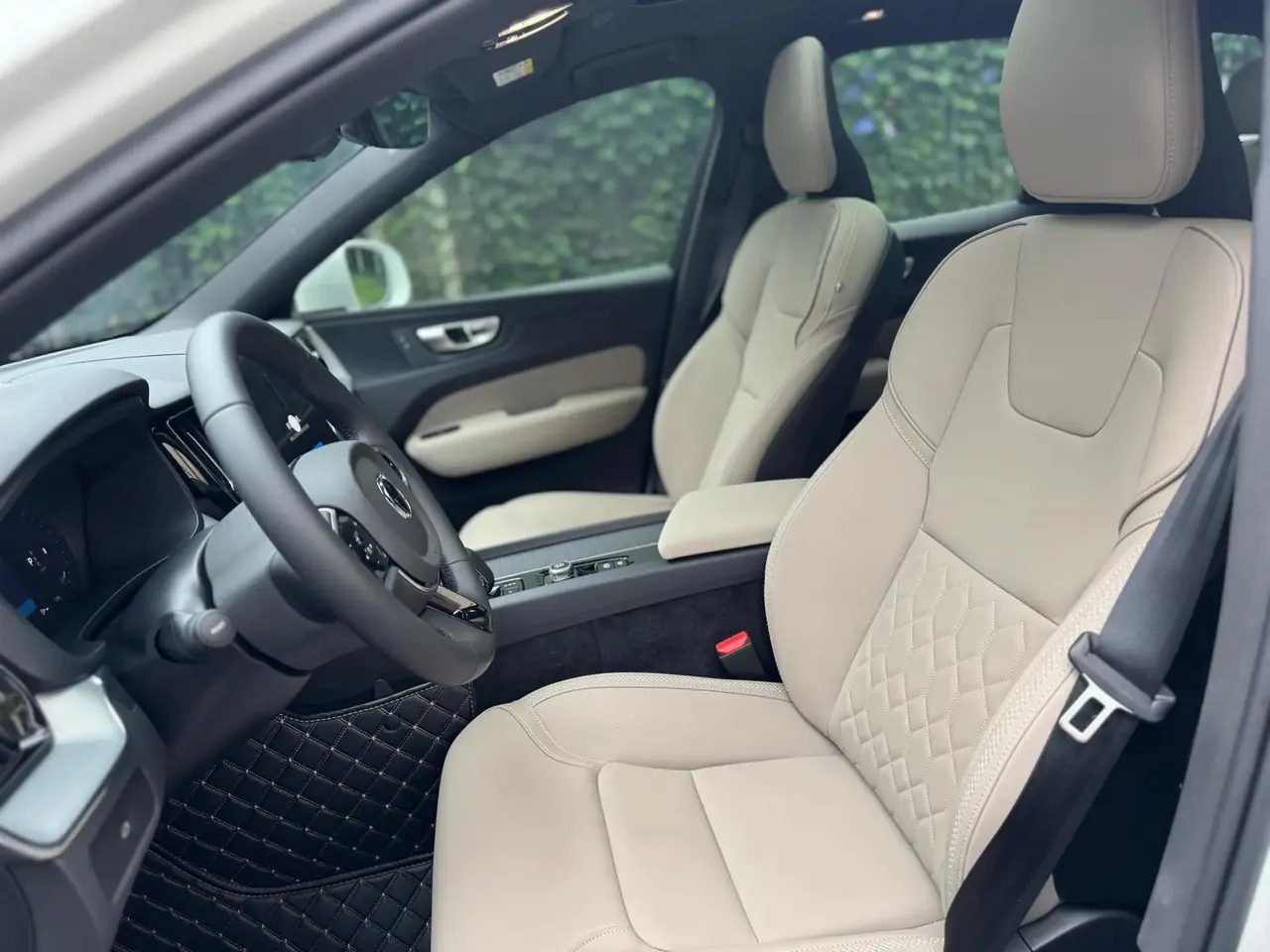 Volvo 2026 XC60 48V 2.0T B5 4-wheel-drive Zhiyi Deluxe Edition Automatic Gear 15