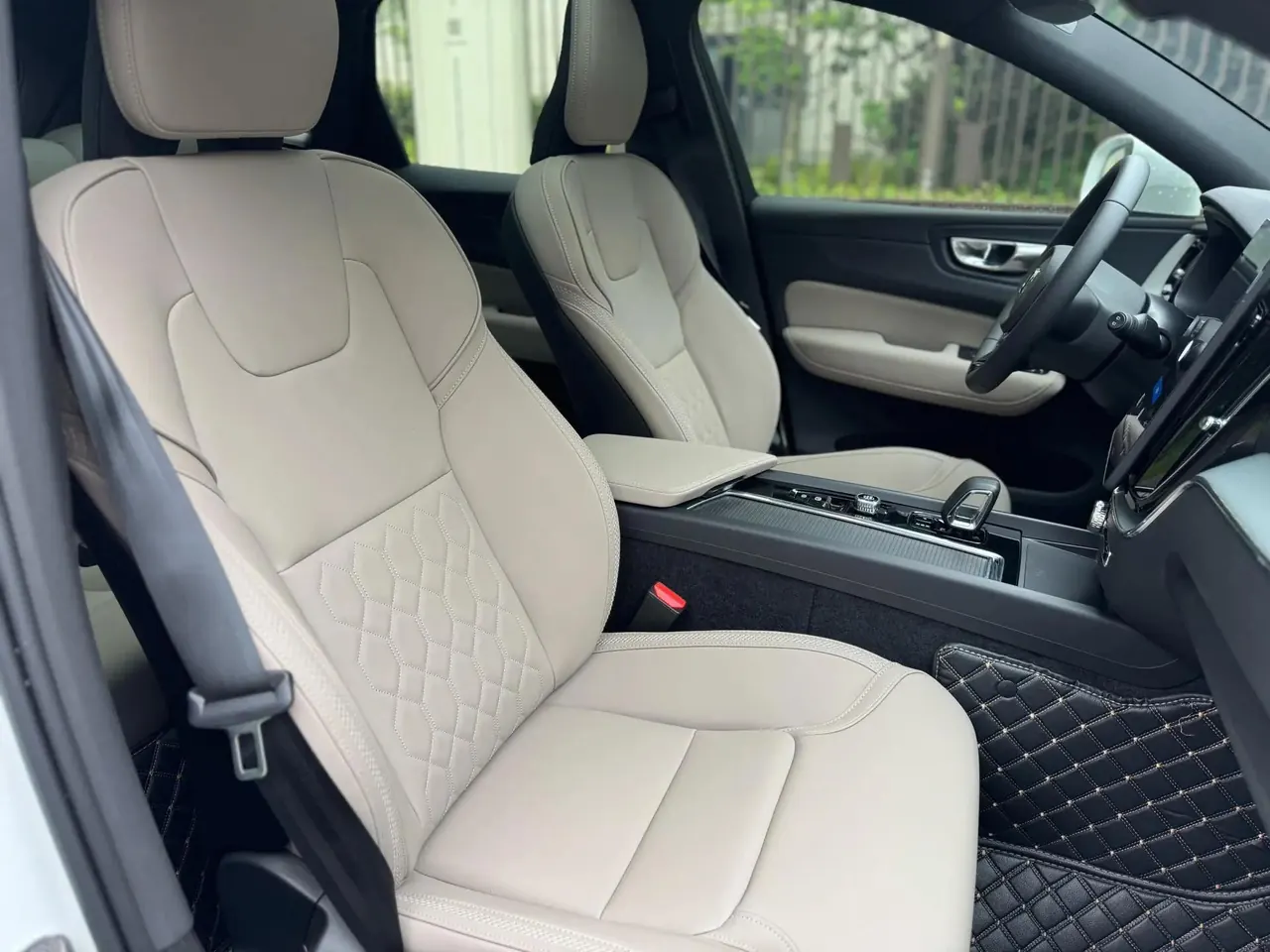 Volvo 2026 XC60 48V 2.0T B5 4-wheel-drive Zhiyi Deluxe Edition Automatic Gear 16
