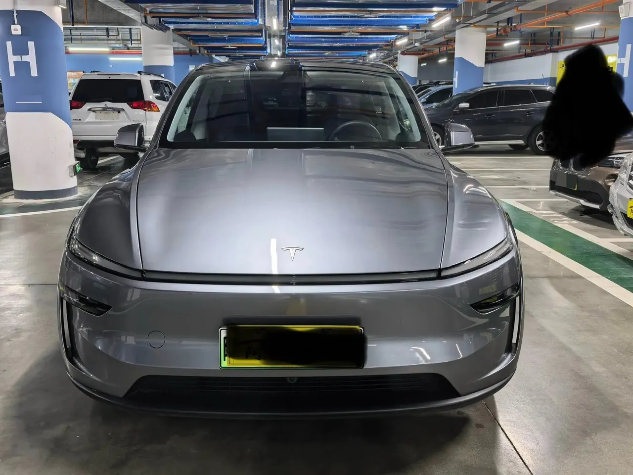 Tesla 2025 Model Y Rear-Wheel Drive Automatic 2