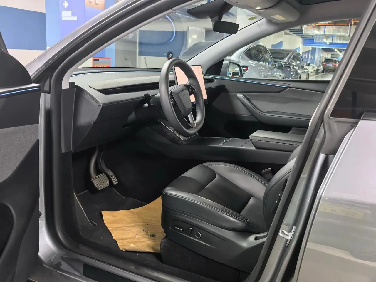 Tesla 2025 Model Y Rear-Wheel Drive Automatic 4
