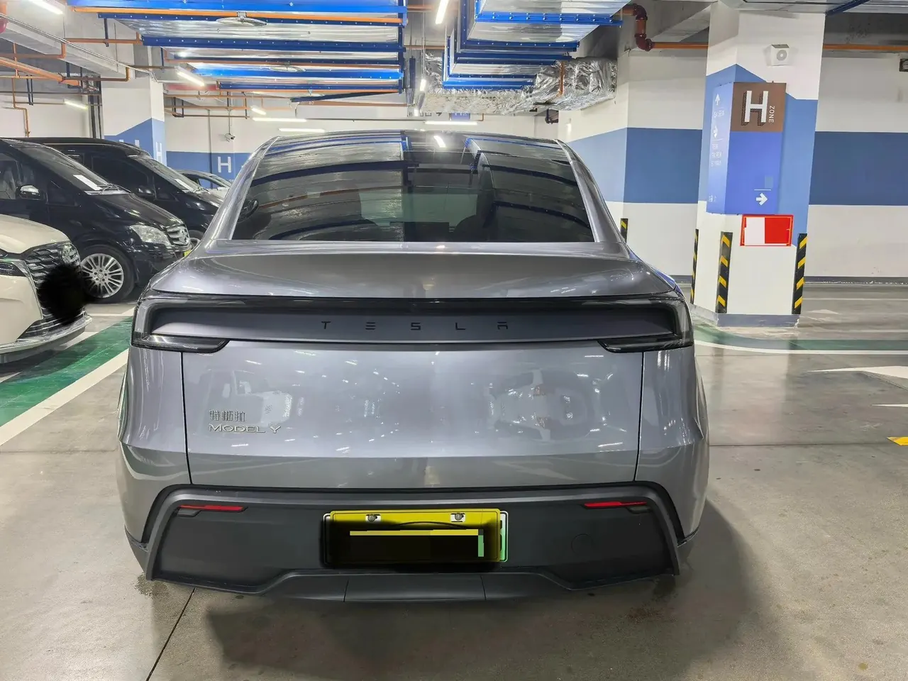 Tesla 2025 Model Y Rear-Wheel Drive Automatic 6