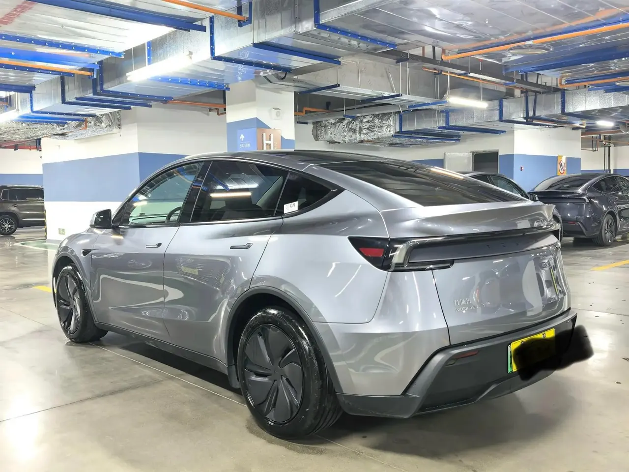 Tesla 2025 Model Y Rear-Wheel Drive Automatic 7