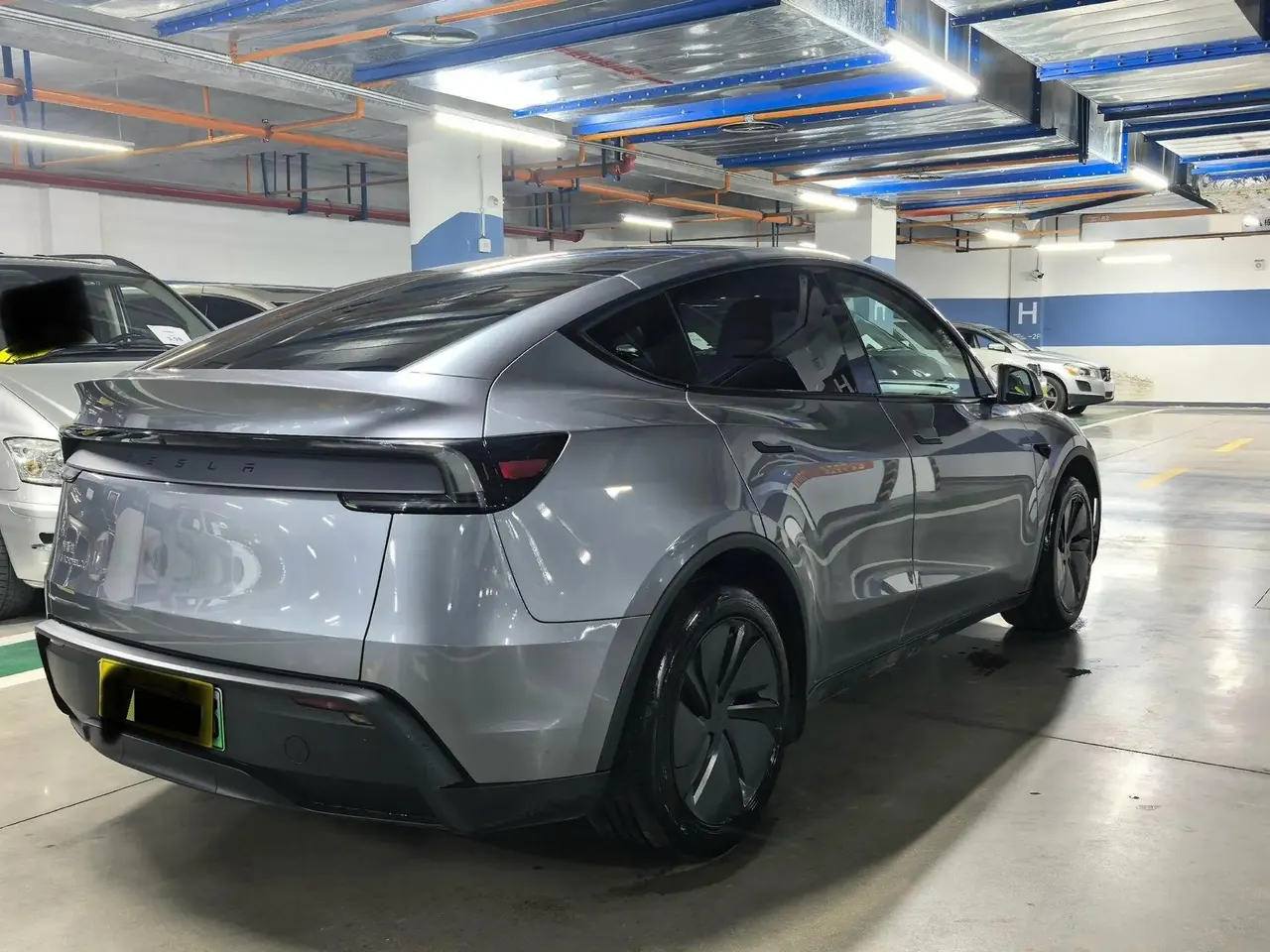 Tesla 2025 Model Y Rear-Wheel Drive Automatic 8