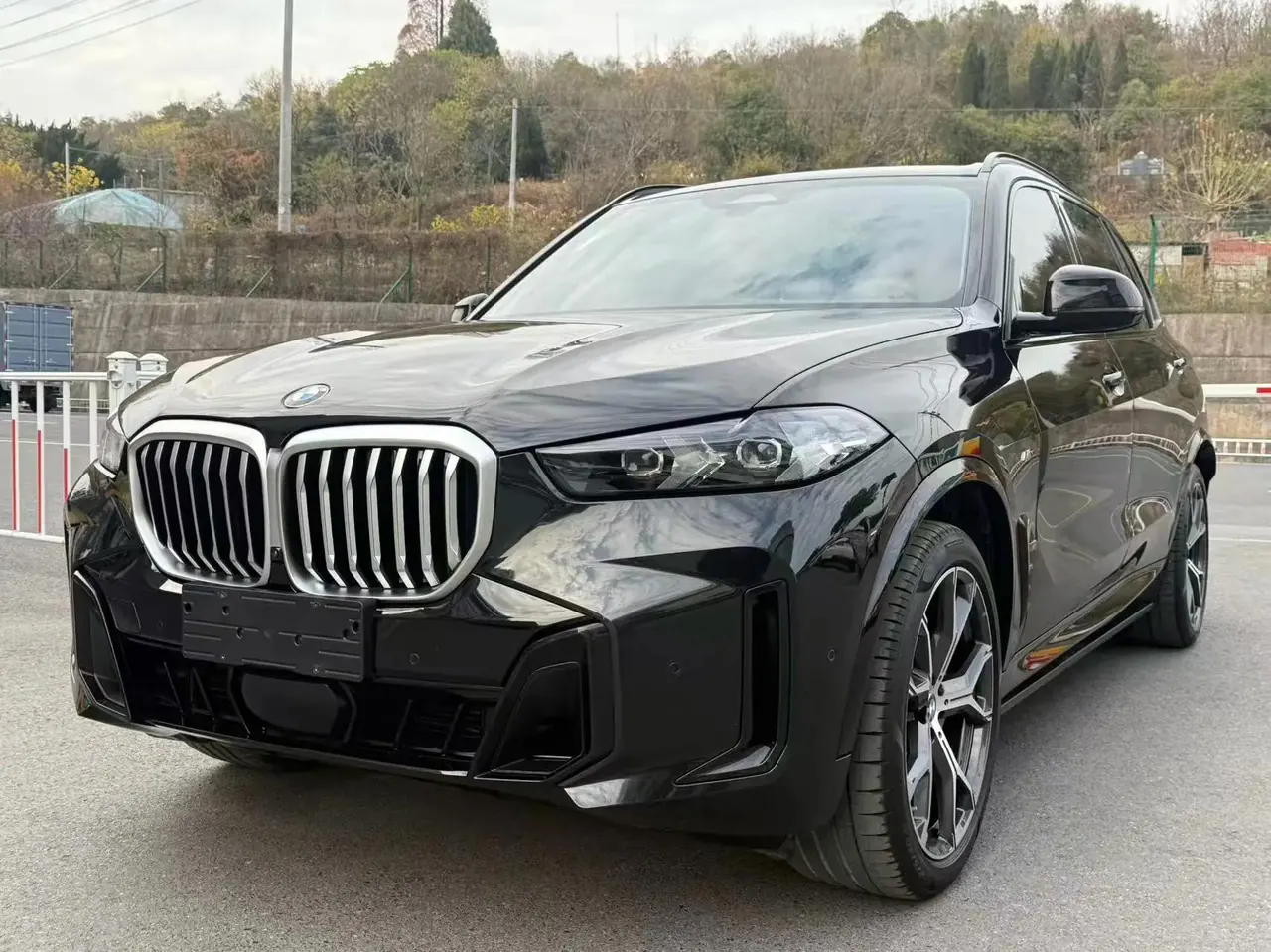 Открыть галерею: BMW 2023 X5 xDrive30Li 48V 2.0T Luxury Model M Sport Night Edition Automatic