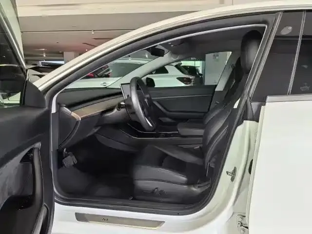 2020 Model 3 Standard Range Rear-Wheel Drive Upgrade Version 4