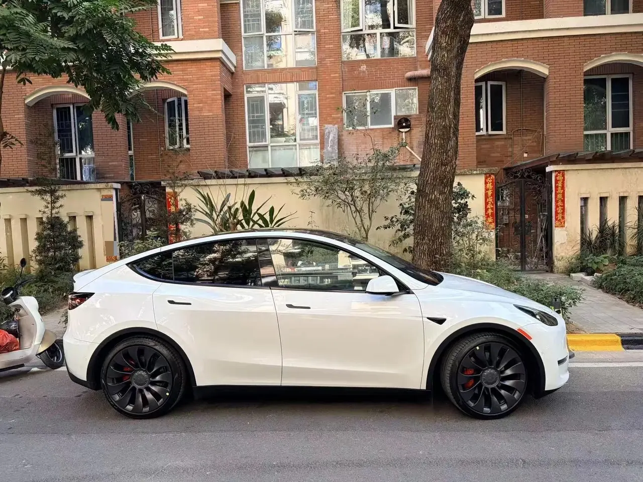 Model Y 2023 High-Performance All-Wheel Drive 10
