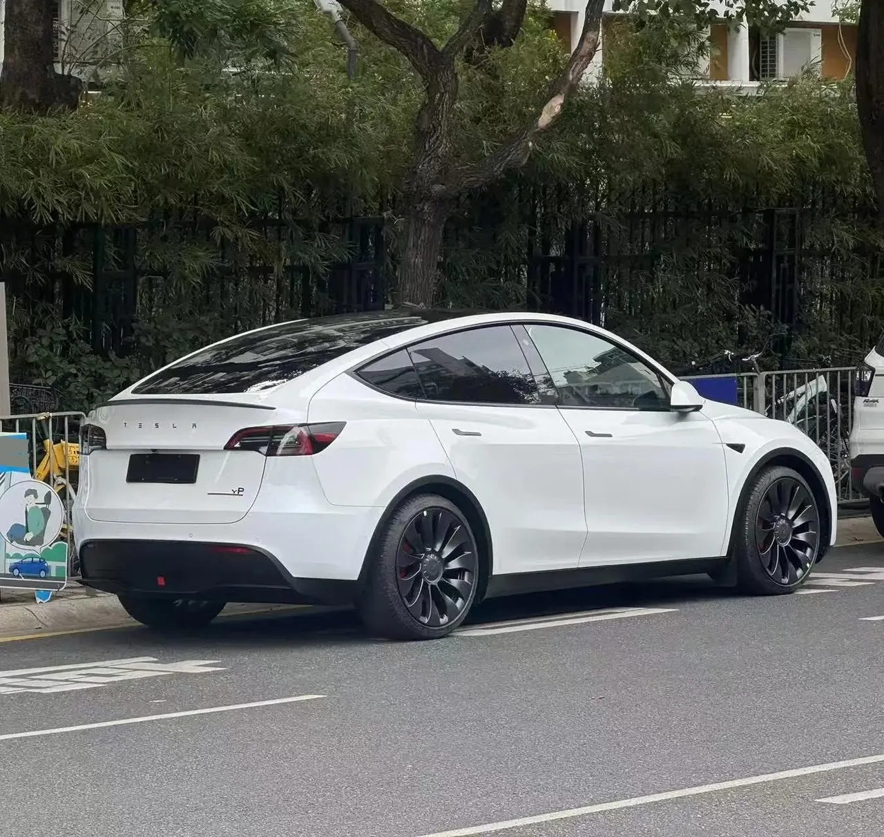Model Y 2023 High-Performance All-Wheel Drive 8