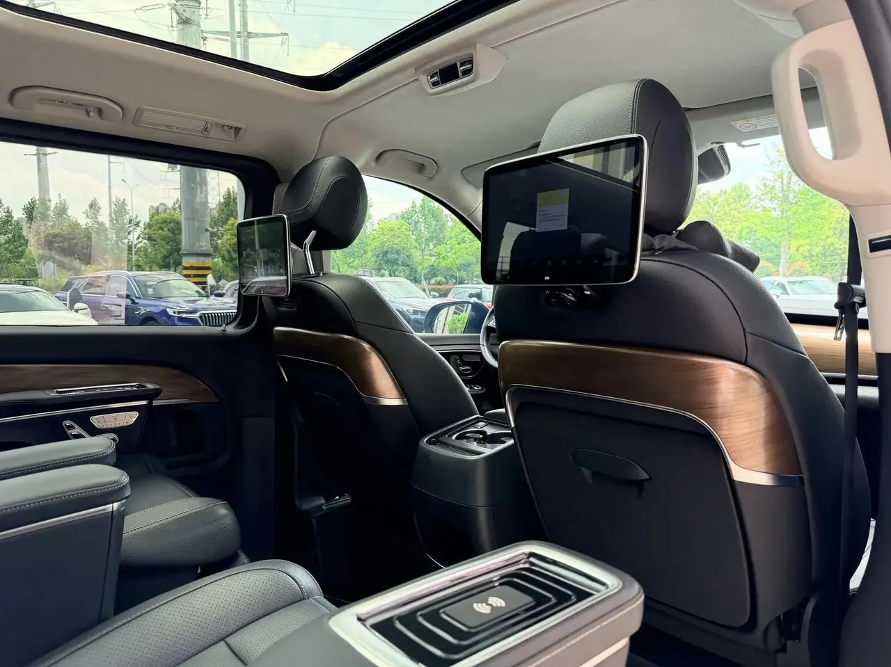 Mercedes Benz V 2022V 260 L 2.0T Deluxe Edition Automatic Gear 8