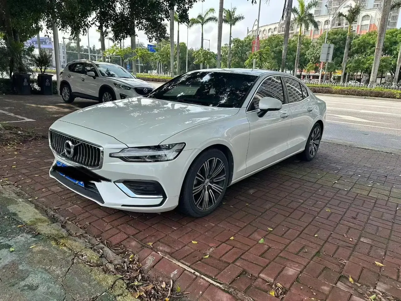 Volvo S60 2022 B4 Intelligent Luxury Edition - View 1