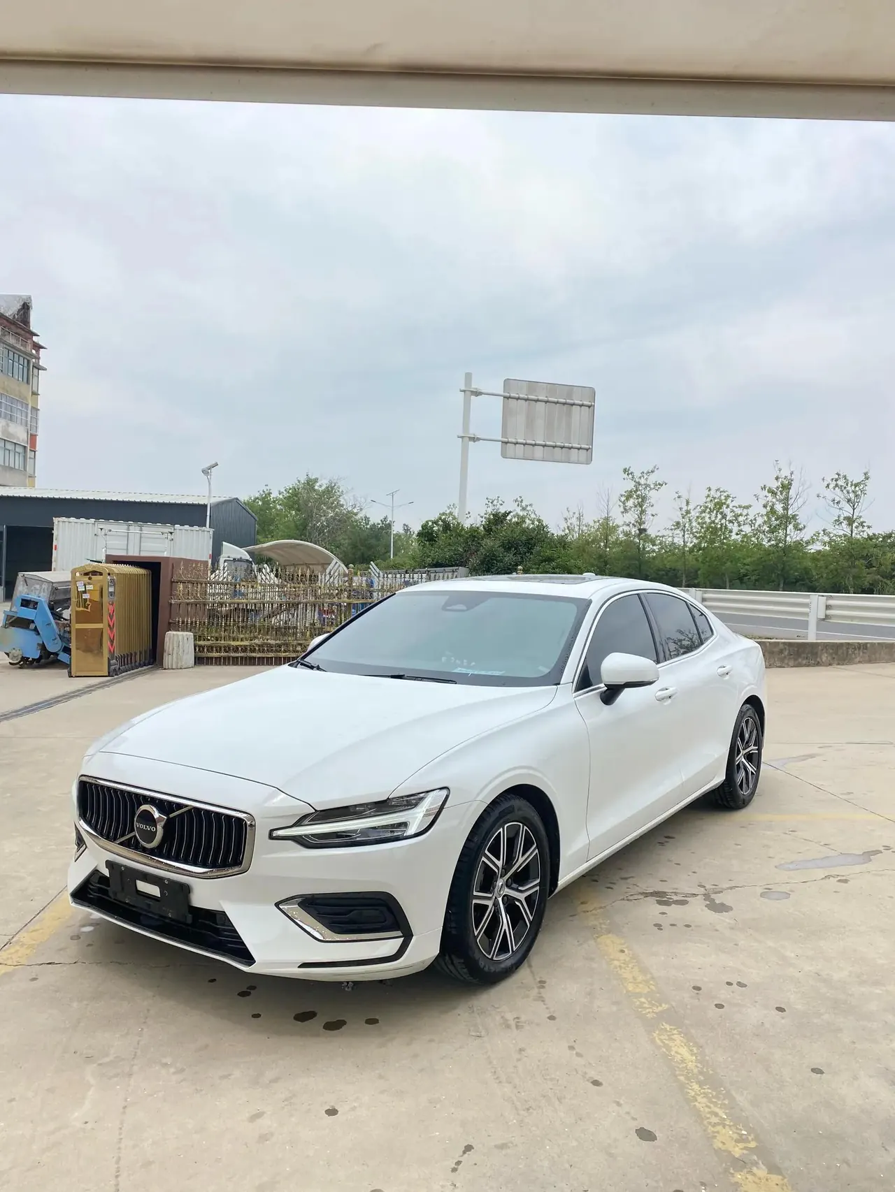 Volvo S60 2025 B4 Zhiyi Deluxe Edition - View 1