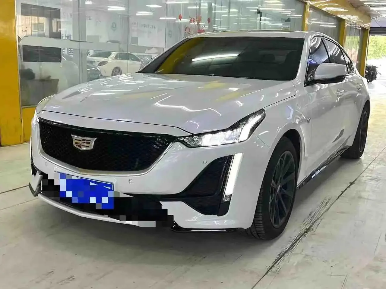 Cadillac CT5 2023 28T fashion model - View 1