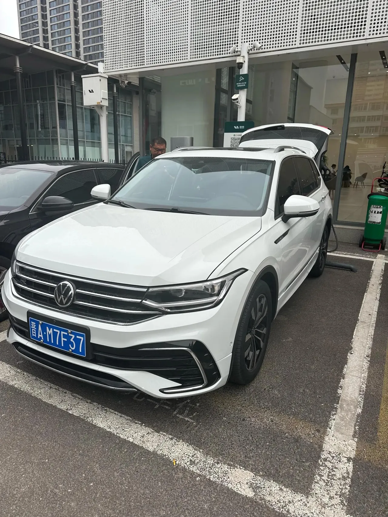 Volkswagen 2023 Tiguan L R-Line 2.0TSI 330TSI Front-Wheel Drive R-Line Prestige Edition (Facelift) Automatic - View 1