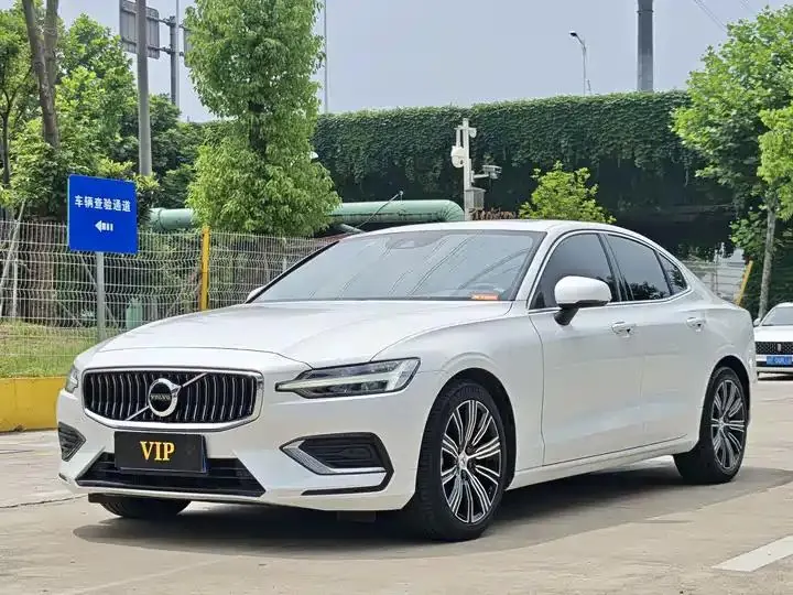 Открыть галерею: Volvo S60 2022 B4 Intelligent Luxury Edition
