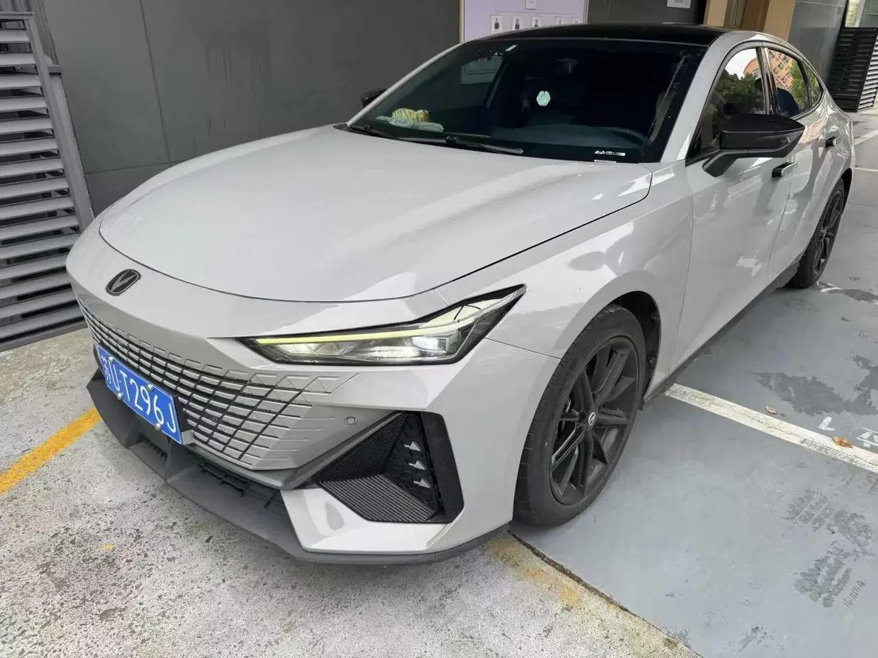 ChangAn UNI-V 2022 1.5T Honorable Model - View 1