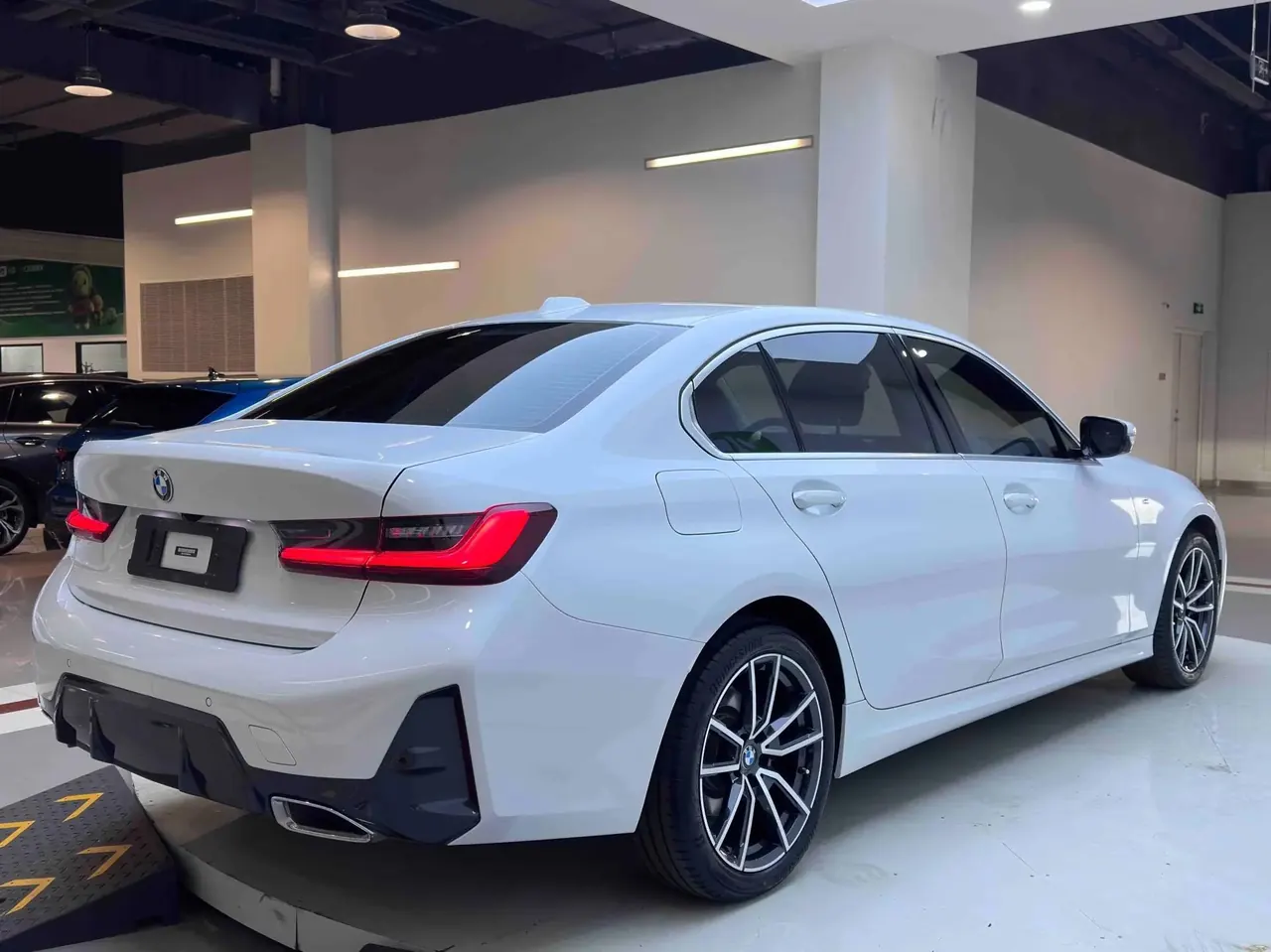 BMW 3 Series 2023 model 320Li M Sport Package 3