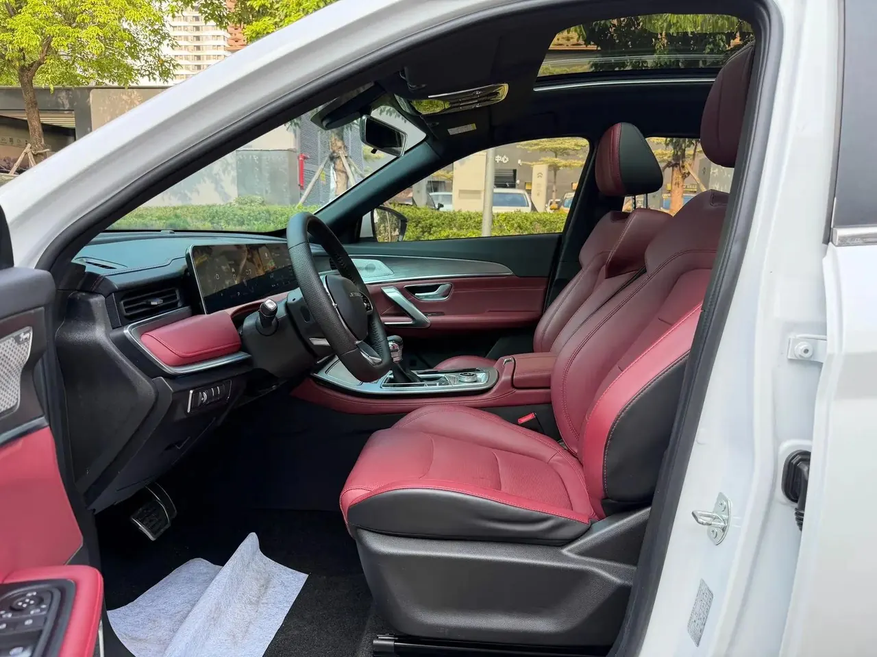 Jetour X70 PLUS 2021 1.6T DCT with 5 seats 4