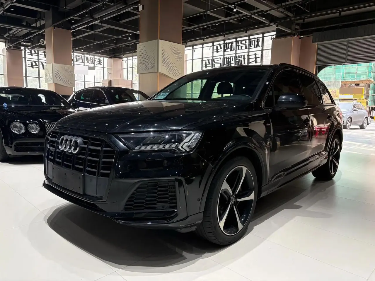 Открыть галерею: Audi Q7 2020 55 TFSI quattro Black Samurai Exclusive Edition