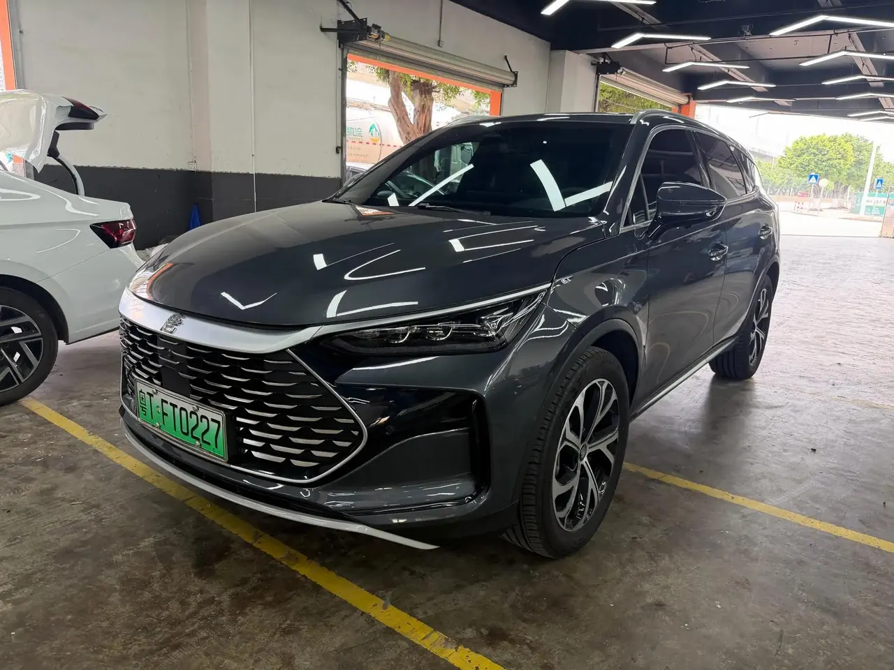 BYD Tang New Energy 2025 Tang DM-i 1.5T Stepless 115KM Honorable Automatic Gear - View 1