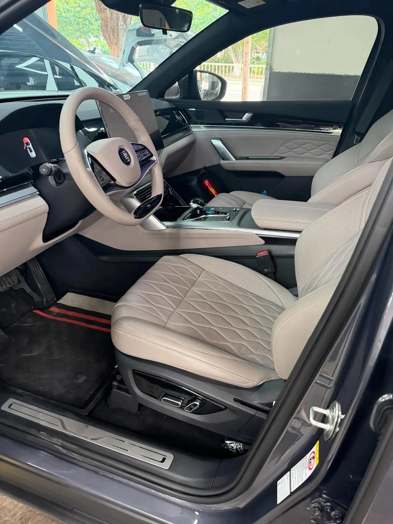 BYD Tang New Energy 2025 Tang DM-i 1.5T Stepless 115KM Honorable Automatic Gear 3