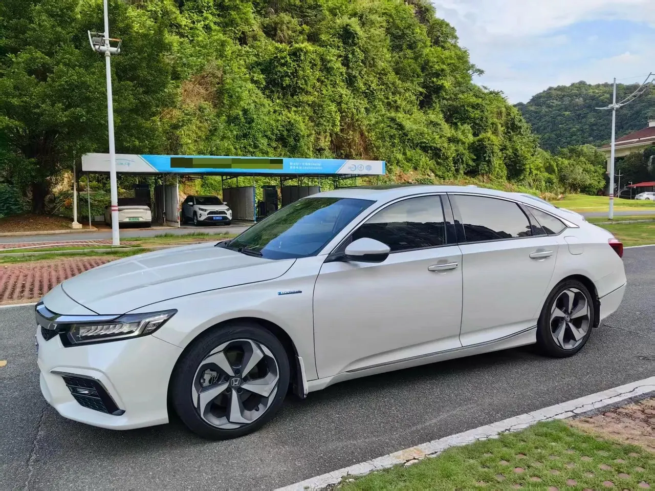 Inspire 2019 Model, Sharp Hybrid, 2.0L, Luxury Edition, China V Emission Standard - View 1
