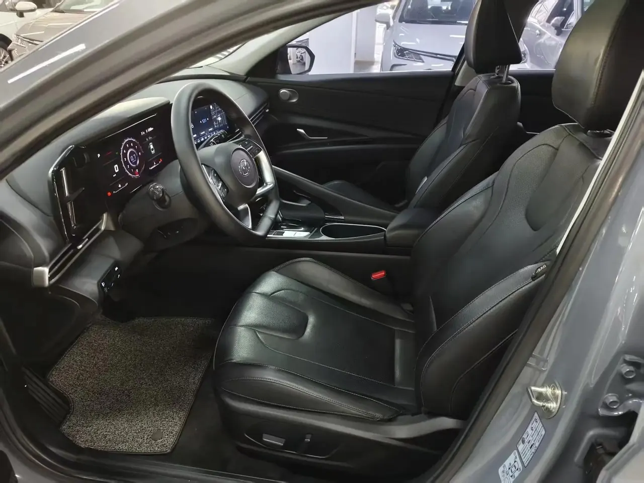 Elantra 2021 1.5L CVT Luxury Edition 3