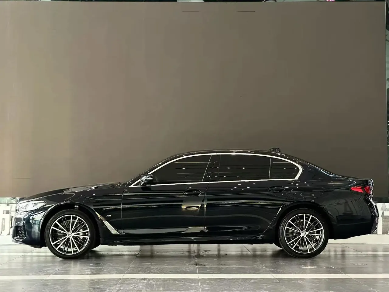 BMW 5 Series 2021 530Li Leading M Sports Suit 3