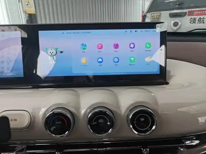 WuLing Plantronics 2023 333km LingBox Connected 13