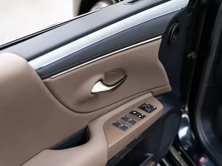 Lexus ES 2025 300h Premium Edition 18