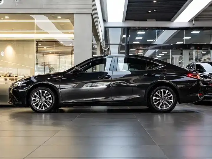 Lexus ES 2025 300h Premium Edition 4